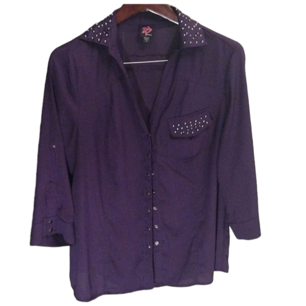 Bebe purple quarter sleeve blouse women's size medium.  Like new.